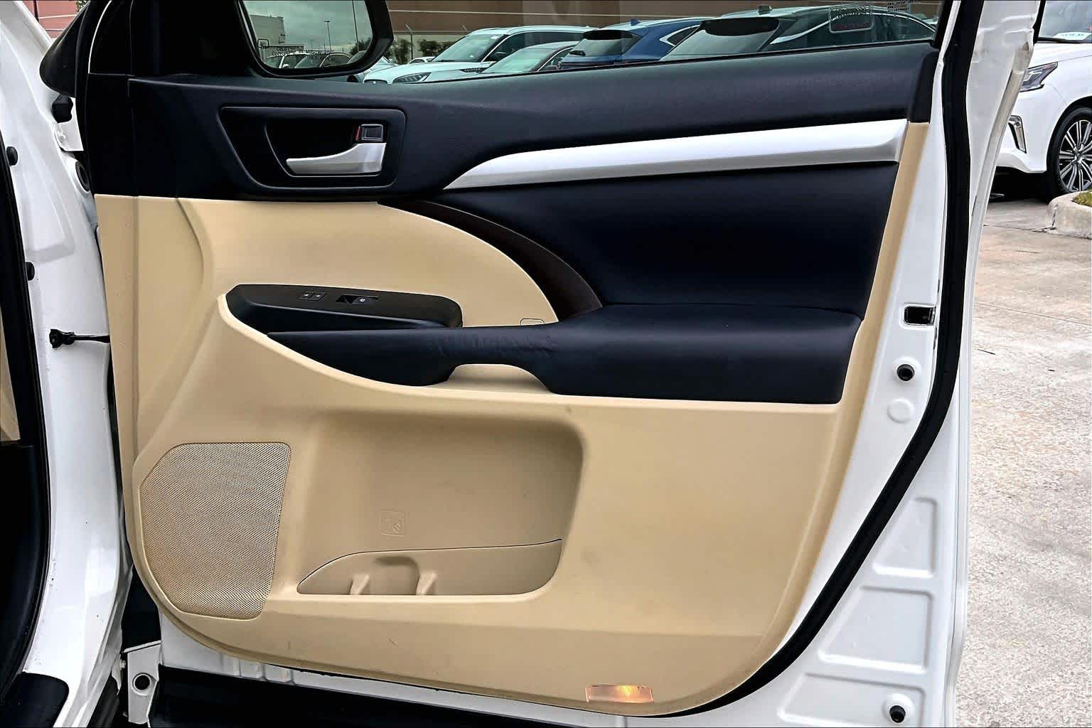 2015 Toyota Highlander XLE Blizzard Pearl at AutoNation USA Katy