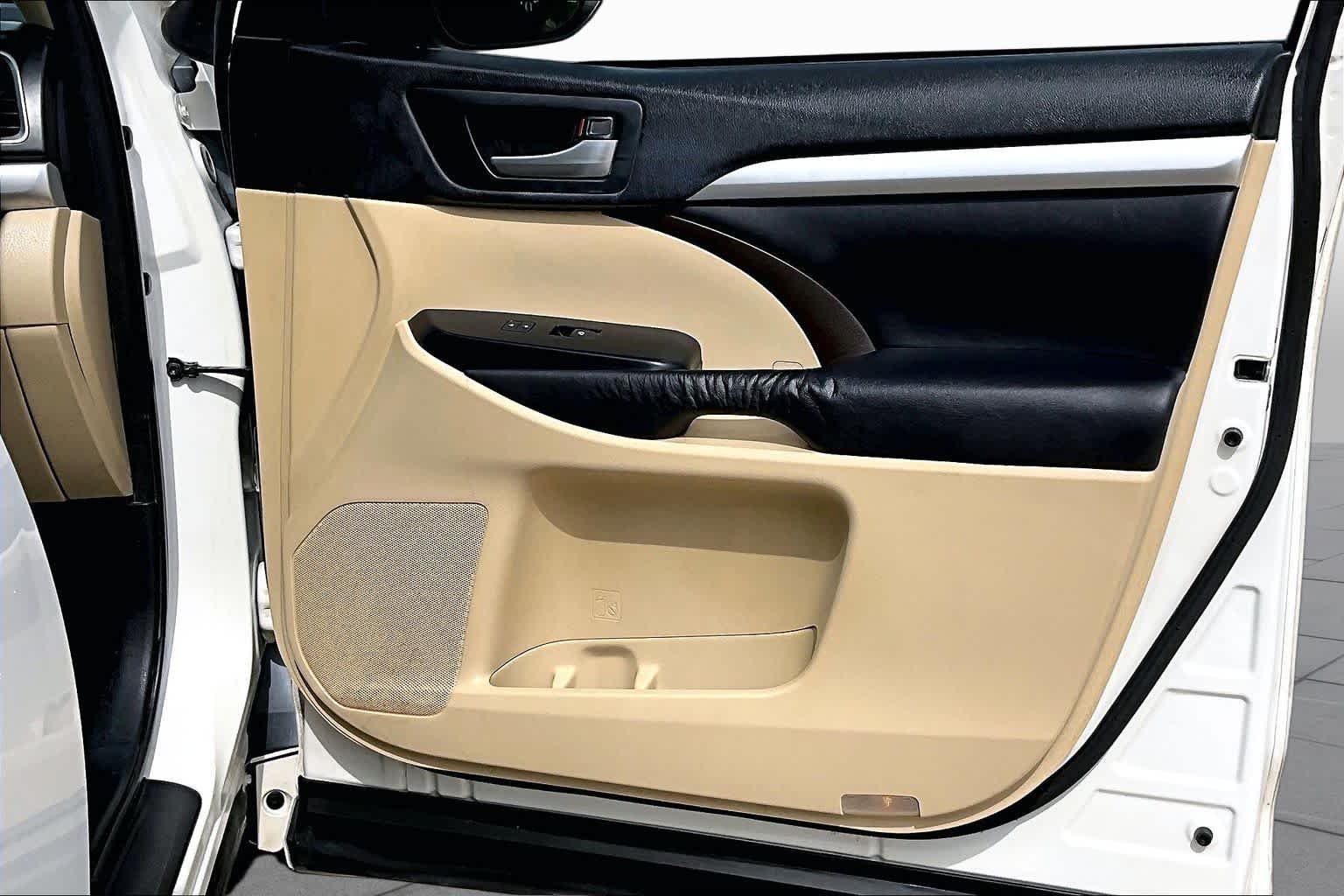 2015 Toyota Highlander XLE Blizzard Pearl at Lexus of Clear Lake