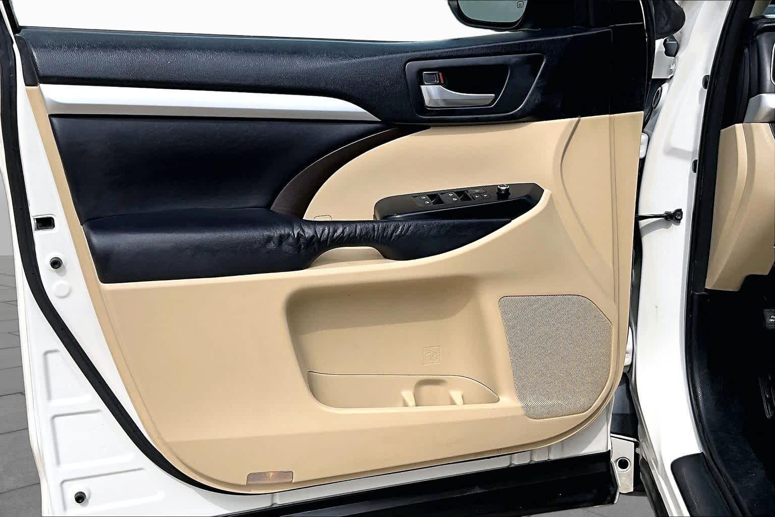 2015 Toyota Highlander XLE Blizzard Pearl at Lexus of Clear Lake