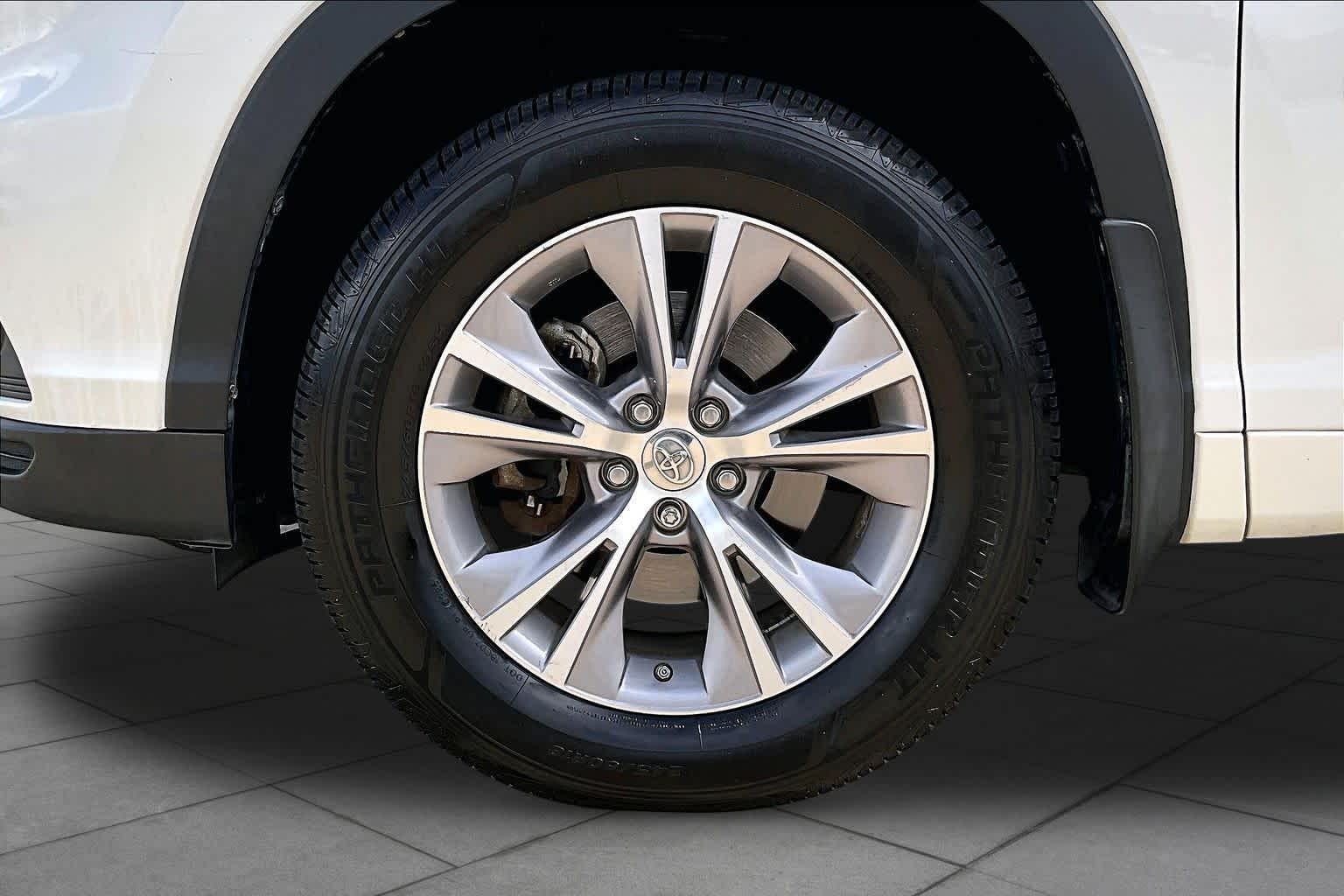 2015 Toyota Highlander XLE Blizzard Pearl at Lexus of Clear Lake