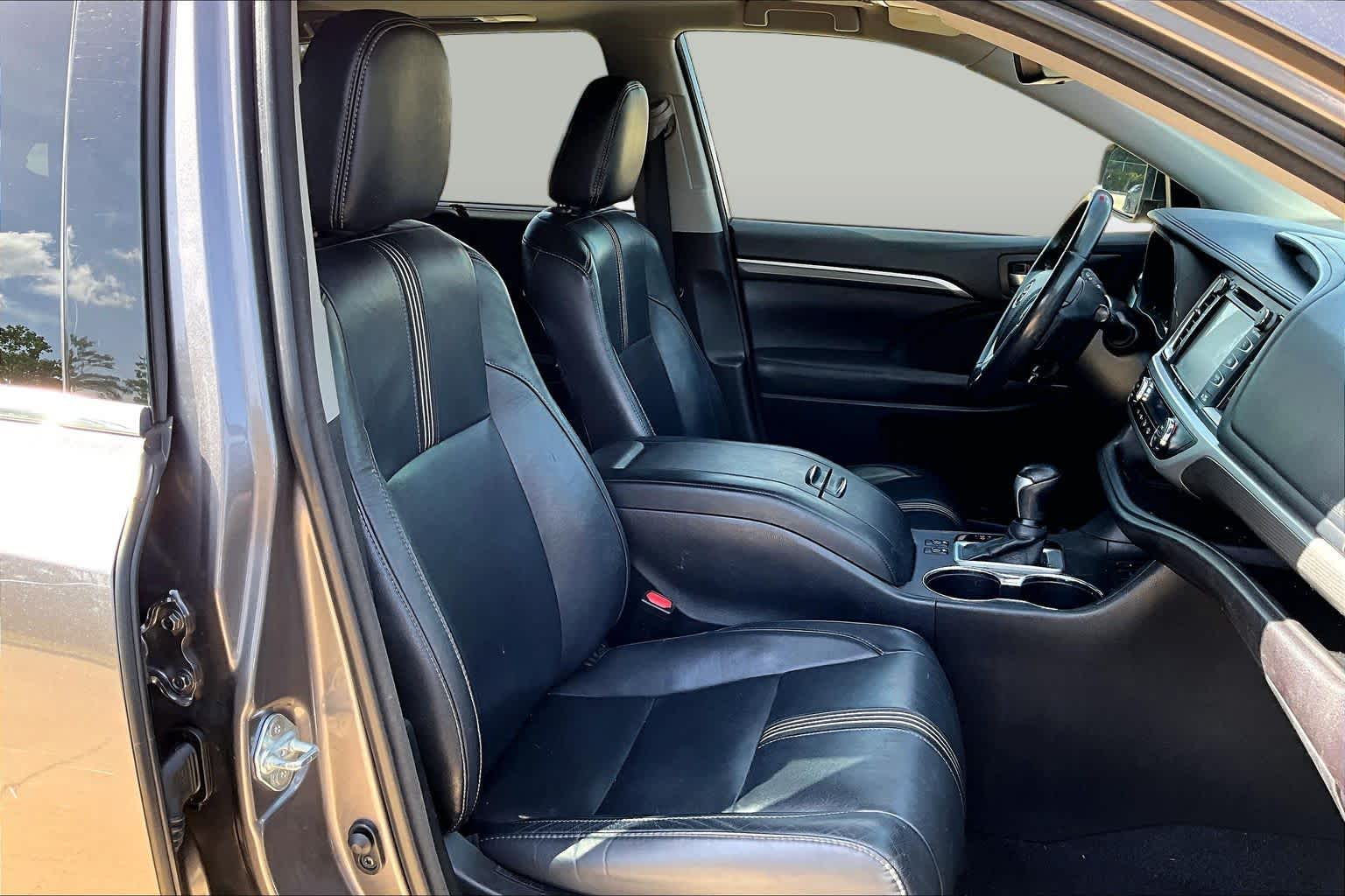 2018 Toyota Highlander SE Predawn Gray Mica at Group 1 Toyota Southwest