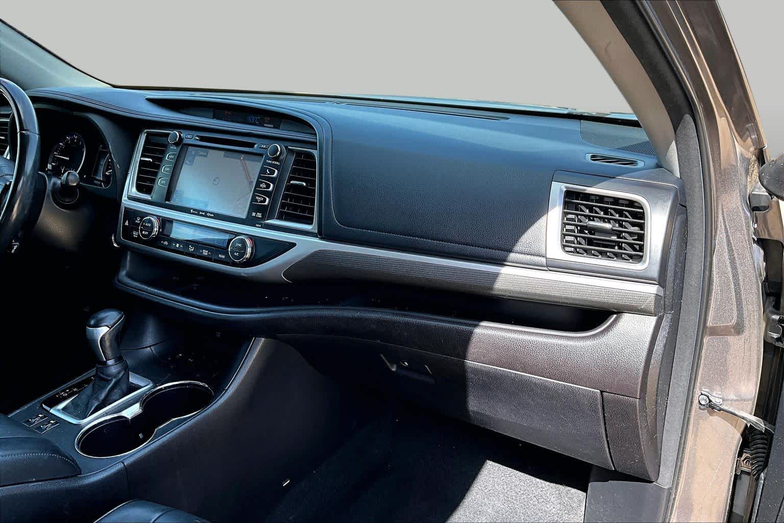 2018 Toyota Highlander SE Predawn Gray Mica at Group 1 Toyota Southwest