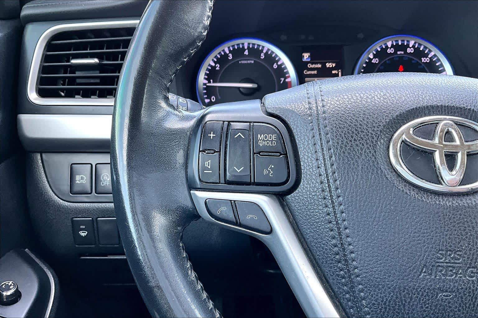 2018 Toyota Highlander SE Predawn Gray Mica at Group 1 Toyota Southwest