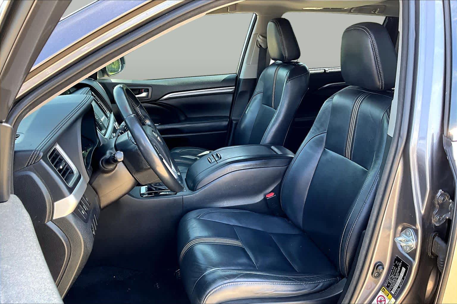 2018 Toyota Highlander SE Predawn Gray Mica at Group 1 Toyota Southwest