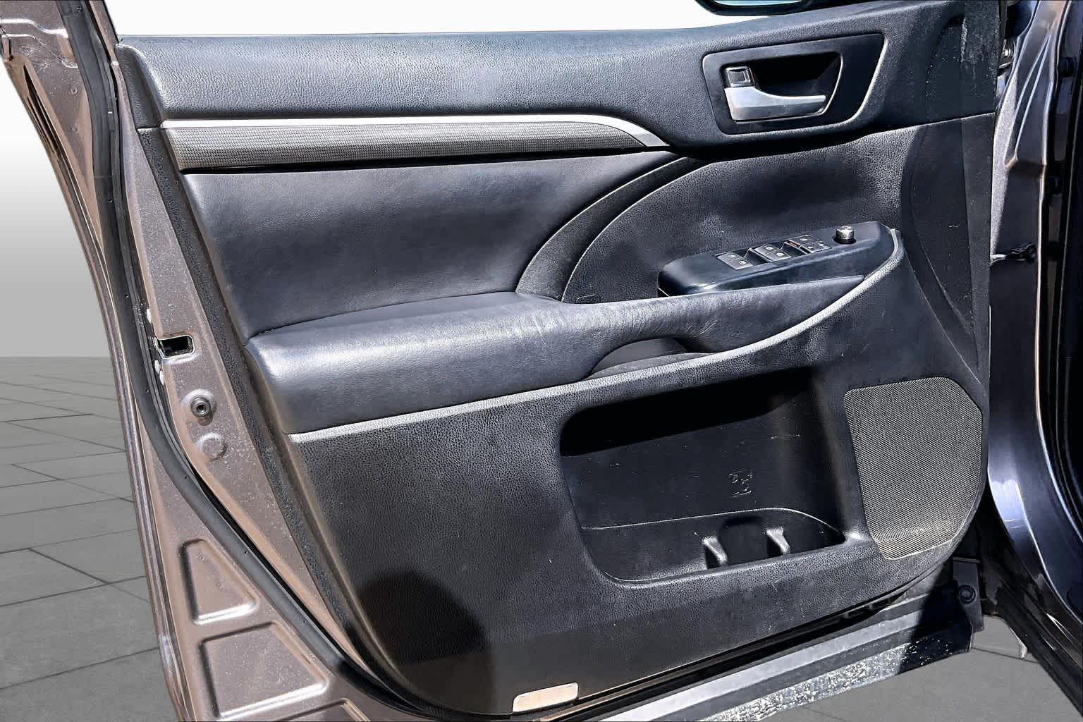 2018 Toyota Highlander SE Predawn Gray Mica at Group 1 Toyota Southwest
