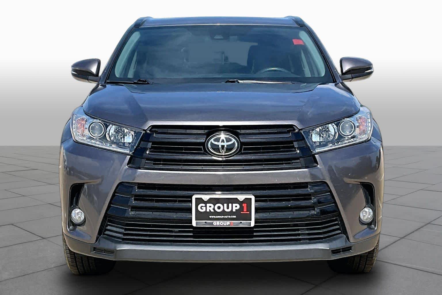 2018 Toyota Highlander SE Predawn Gray Mica at Group 1 Toyota Southwest