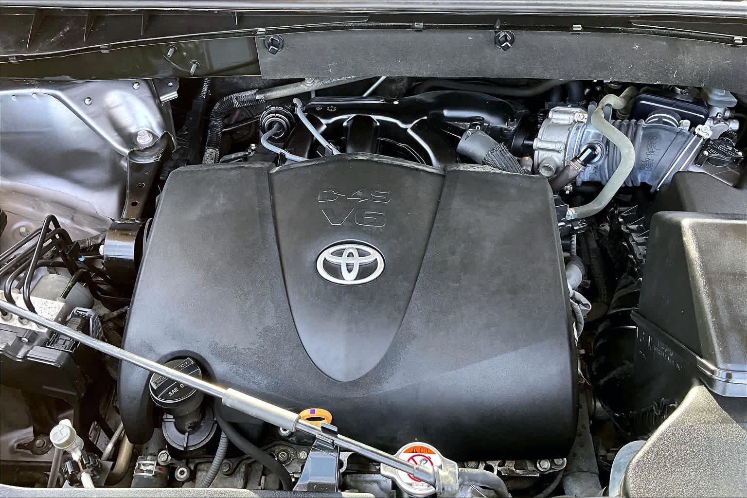2018 Toyota Highlander SE Predawn Gray Mica at Group 1 Toyota Southwest