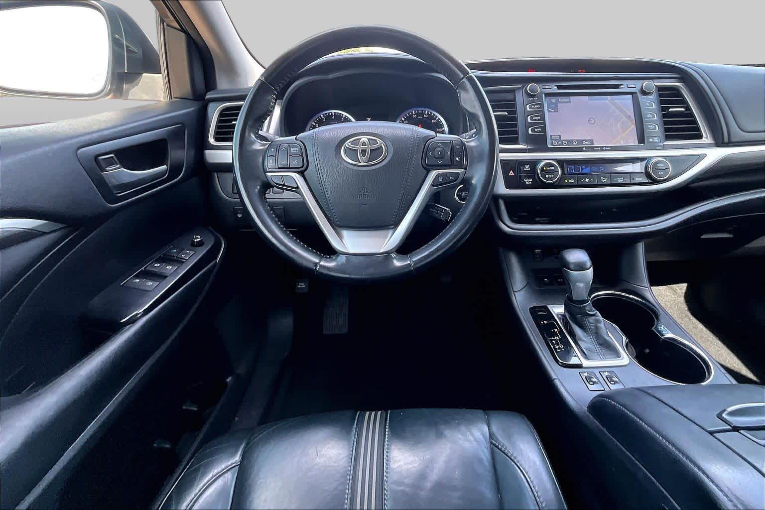 2018 Toyota Highlander SE Predawn Gray Mica at Group 1 Toyota Southwest