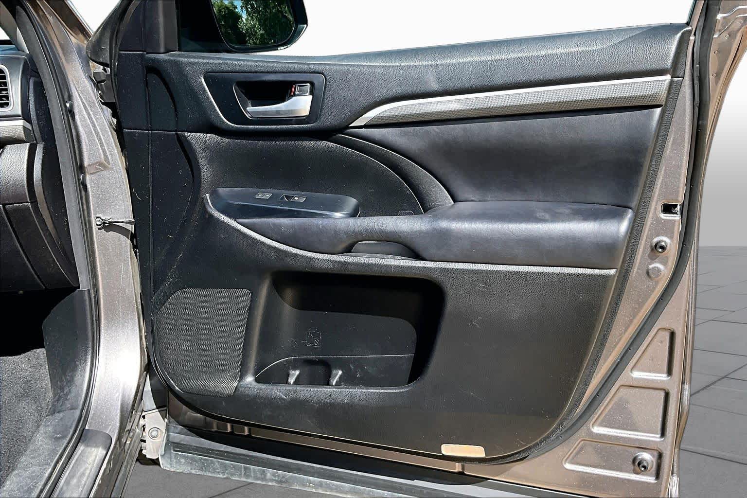 2018 Toyota Highlander SE Predawn Gray Mica at Group 1 Toyota Southwest