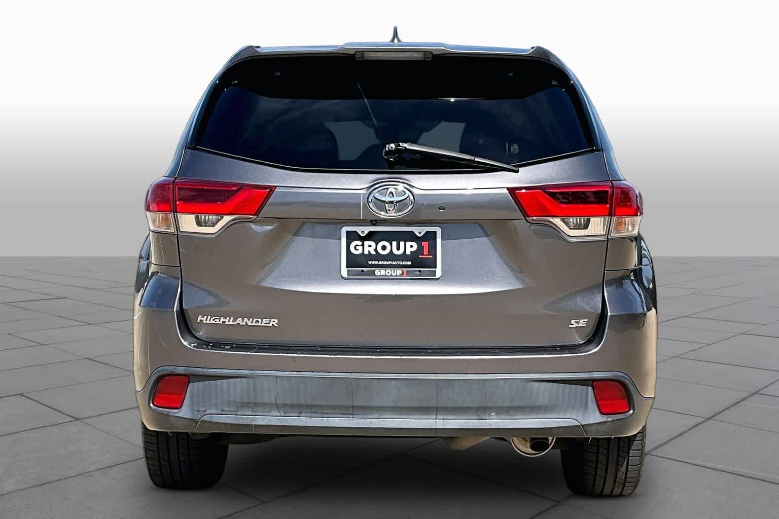 2018 Toyota Highlander SE Predawn Gray Mica at Group 1 Toyota Southwest