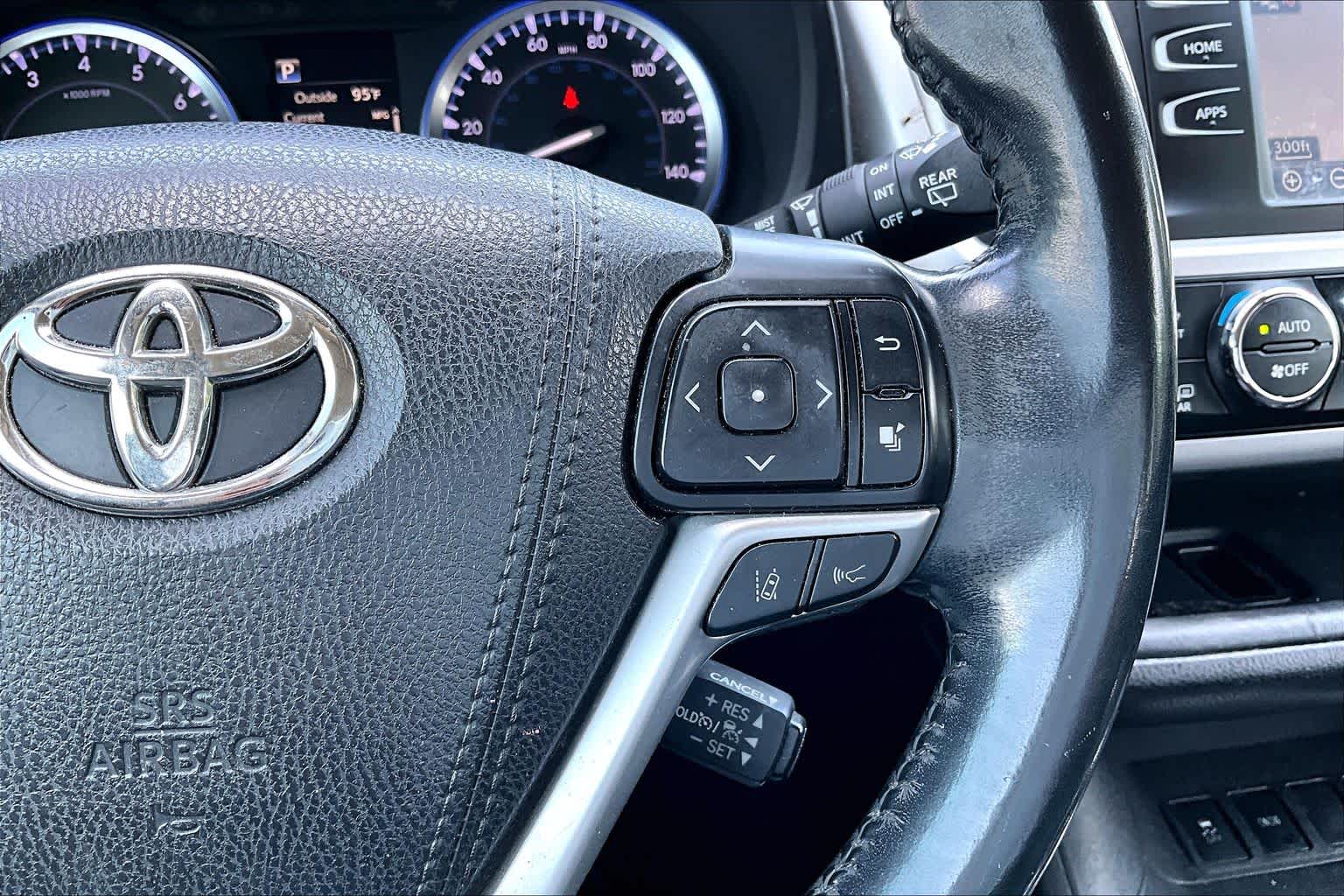 2018 Toyota Highlander SE Predawn Gray Mica at Group 1 Toyota Southwest