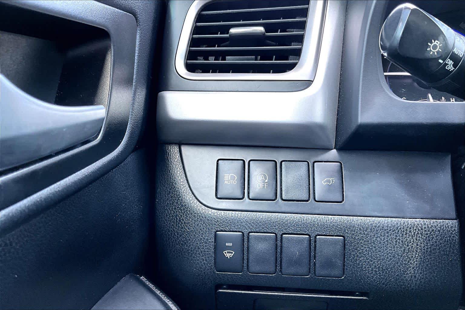 2018 Toyota Highlander SE Predawn Gray Mica at Group 1 Toyota Southwest