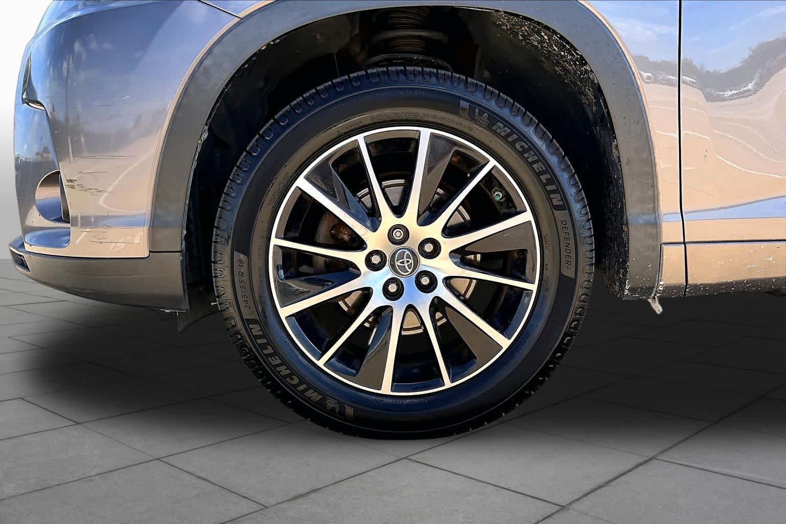 2018 Toyota Highlander SE Predawn Gray Mica at Group 1 Toyota Southwest