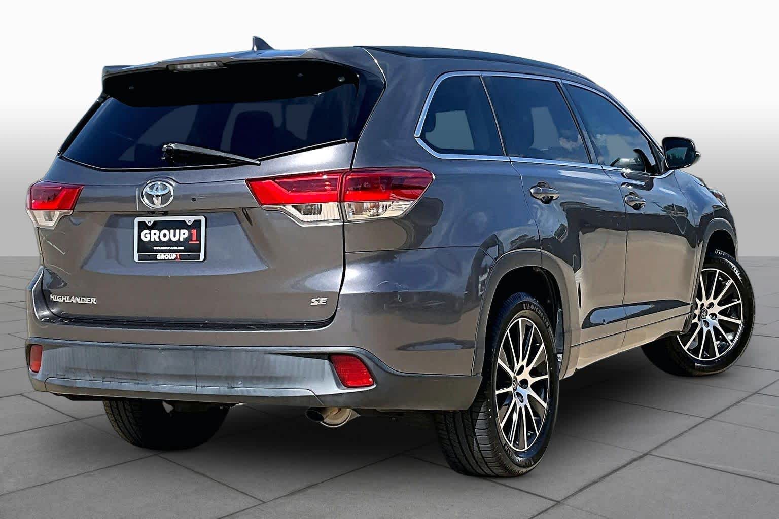 2018 Toyota Highlander SE Predawn Gray Mica at Group 1 Toyota Southwest