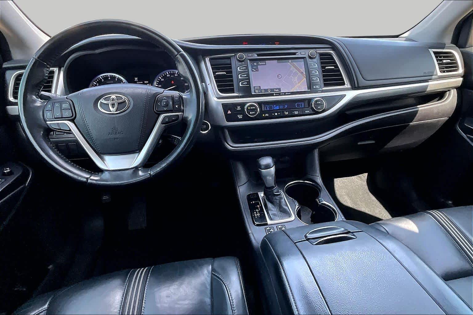 2018 Toyota Highlander SE Predawn Gray Mica at Group 1 Toyota Southwest