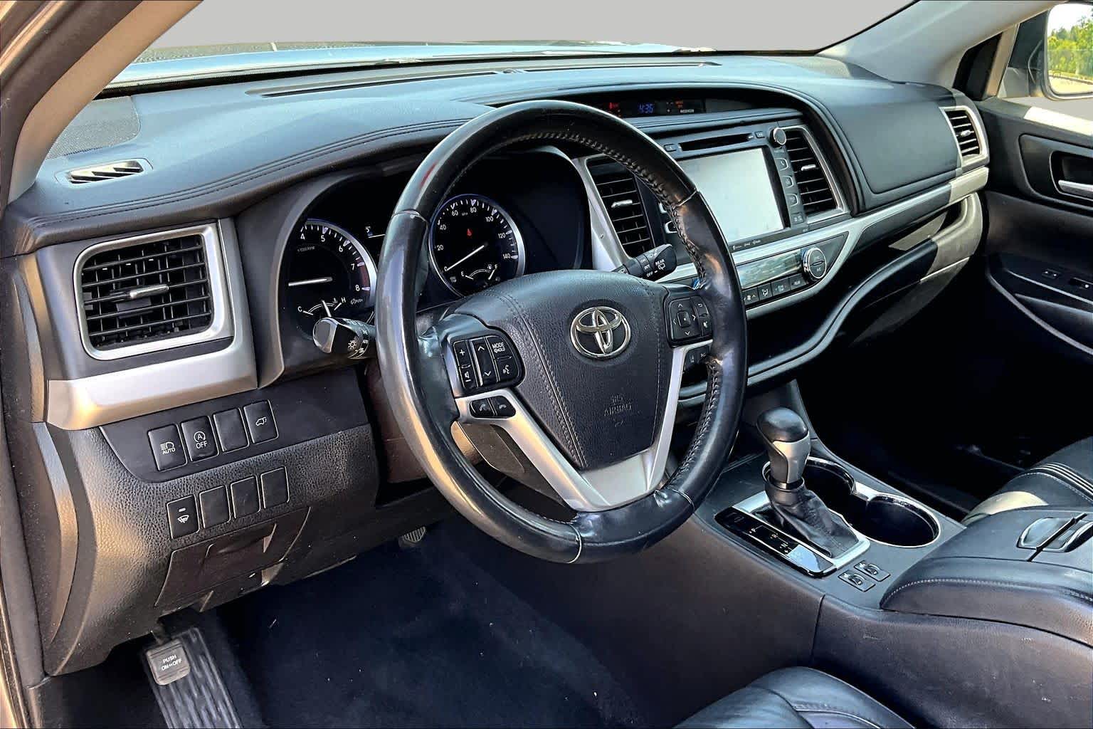2018 Toyota Highlander SE Predawn Gray Mica at Group 1 Toyota Southwest
