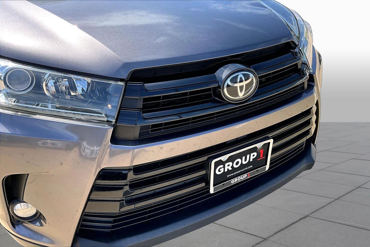 2018 Toyota Highlander SE Predawn Gray Mica at Group 1 Toyota Southwest