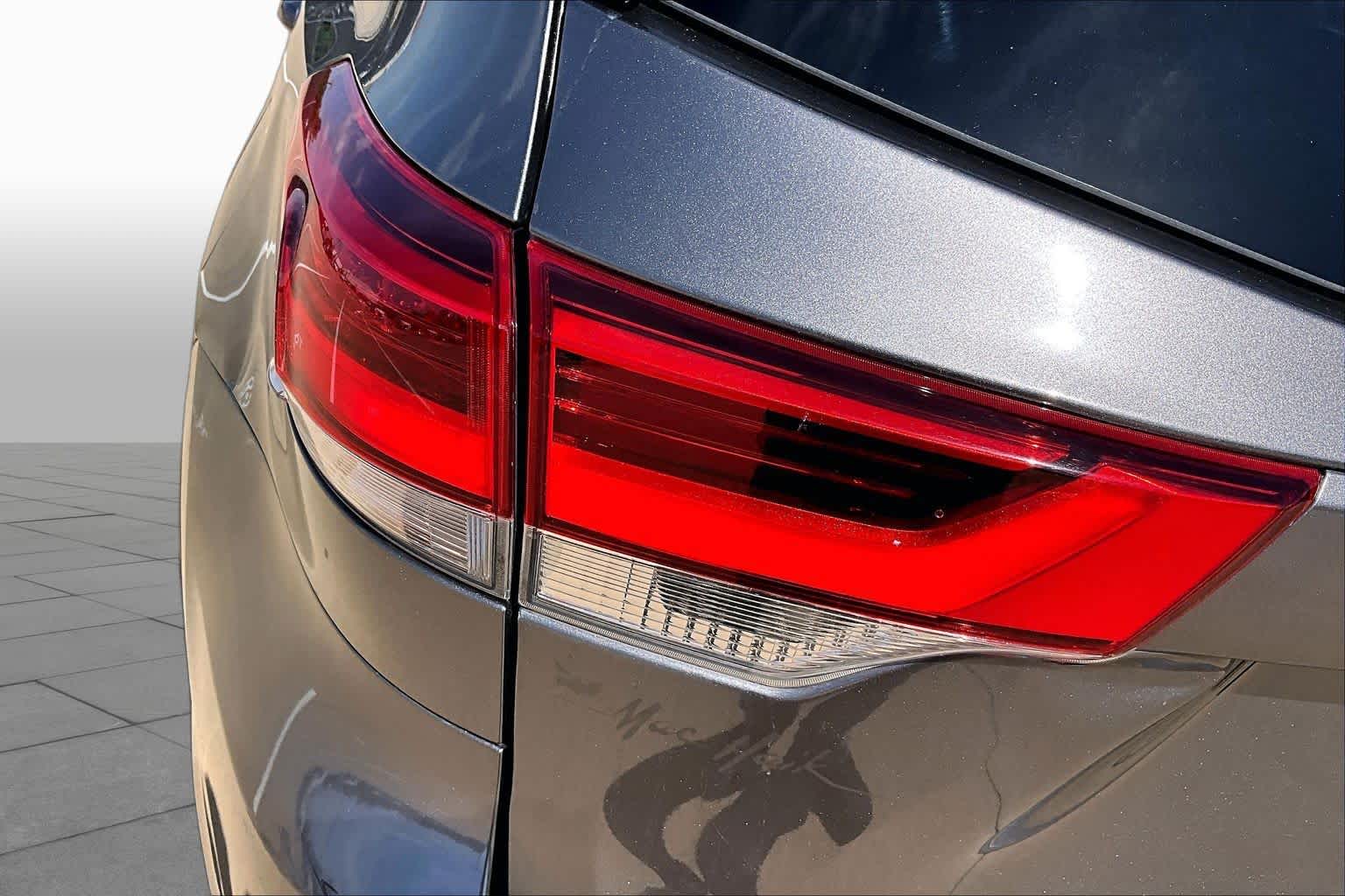 2018 Toyota Highlander SE Predawn Gray Mica at Group 1 Toyota Southwest