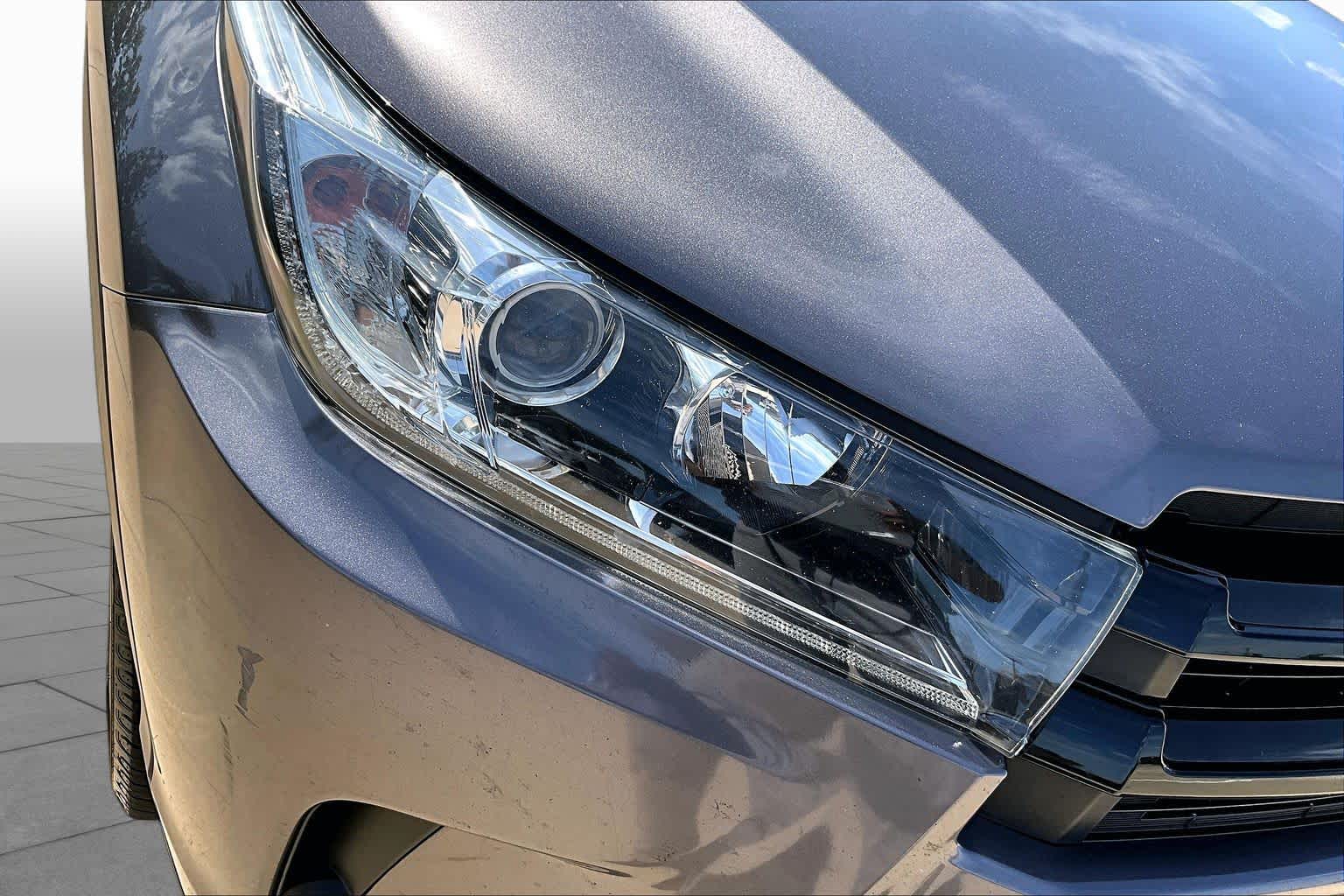 2018 Toyota Highlander SE Predawn Gray Mica at Group 1 Toyota Southwest