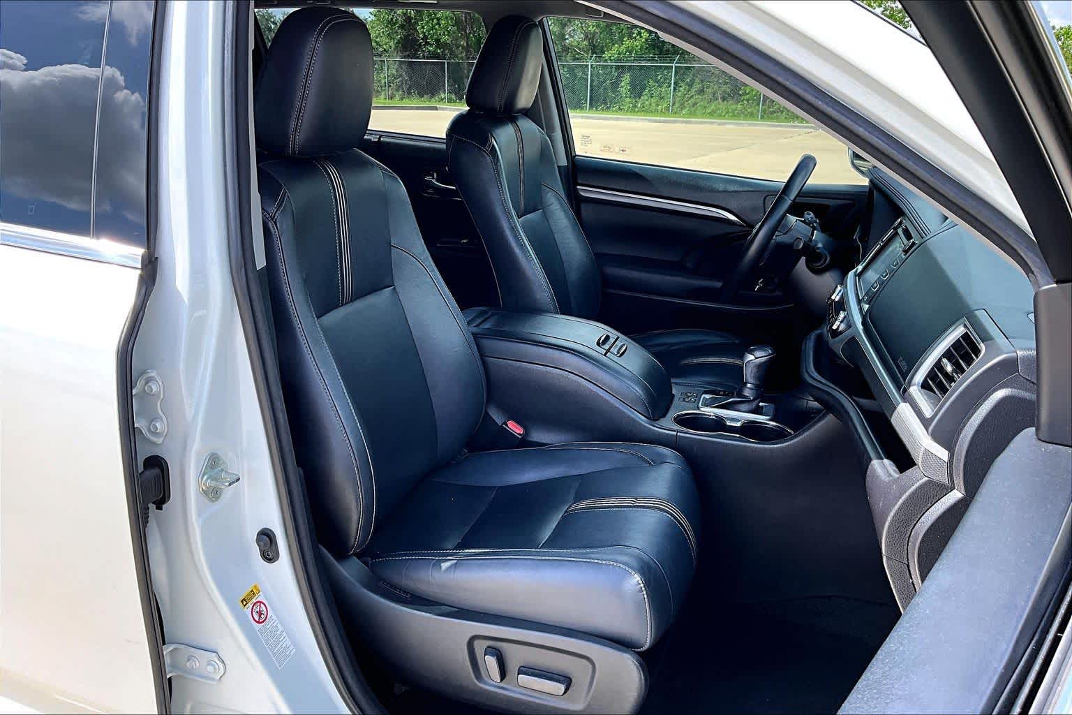 2018 Toyota Highlander SE Blizzard Pearl at AutoNation Toyota Gulf Fwy