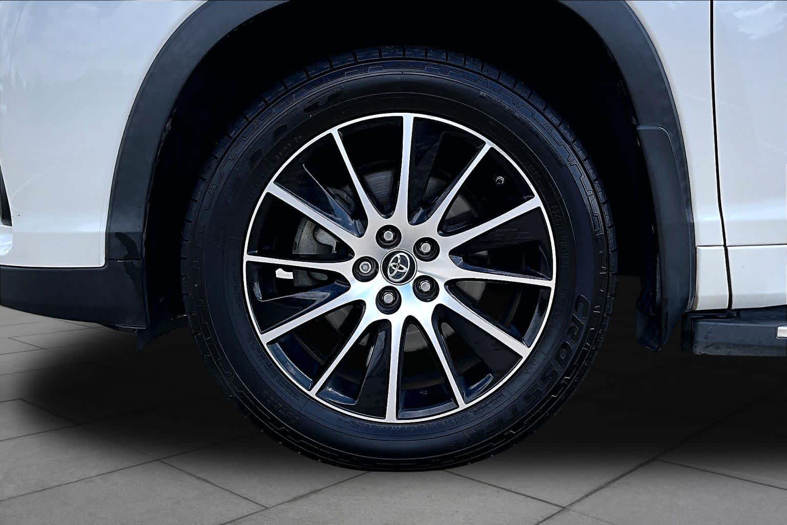 2018 Toyota Highlander SE Blizzard Pearl at AutoNation Toyota Gulf Fwy