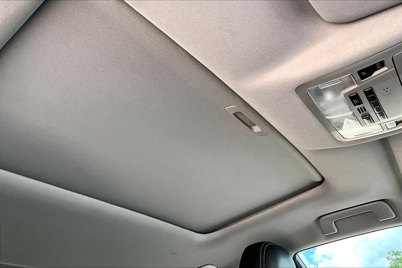 2018 Toyota Highlander SE Blizzard Pearl at AutoNation Toyota Gulf Fwy