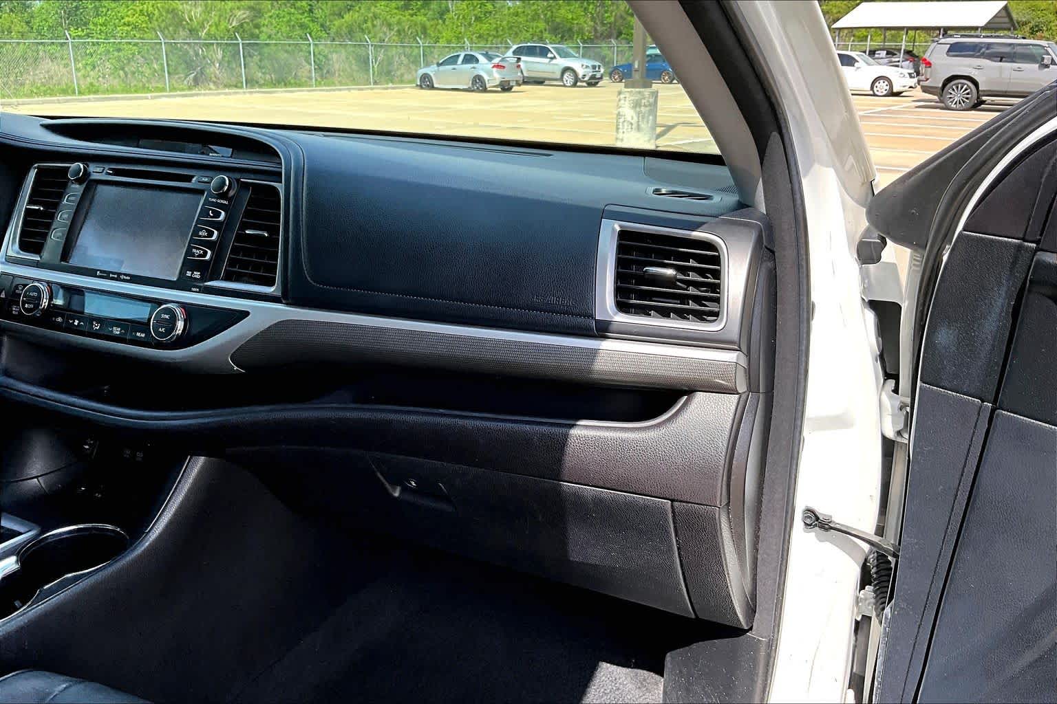 2018 Toyota Highlander SE Blizzard Pearl at AutoNation Toyota Gulf Fwy