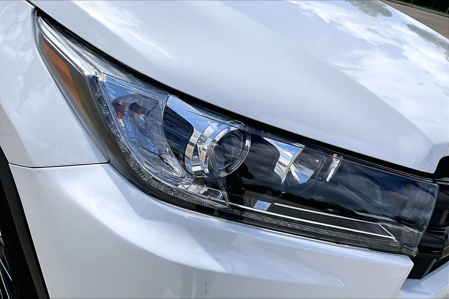 2018 Toyota Highlander SE Blizzard Pearl at AutoNation Toyota Gulf Fwy