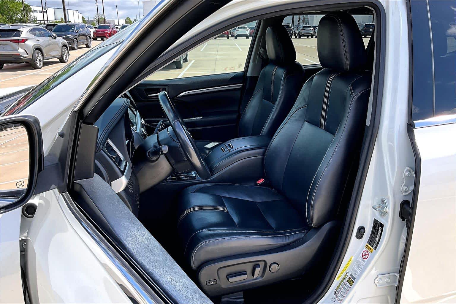 2018 Toyota Highlander SE Blizzard Pearl at AutoNation Toyota Gulf Fwy