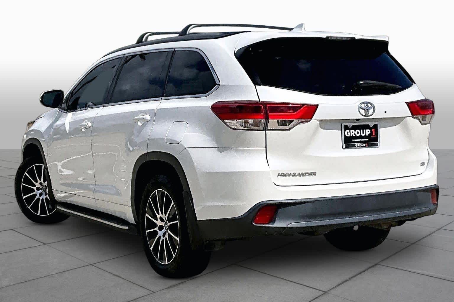2018 Toyota Highlander SE Blizzard Pearl at AutoNation Toyota Gulf Fwy