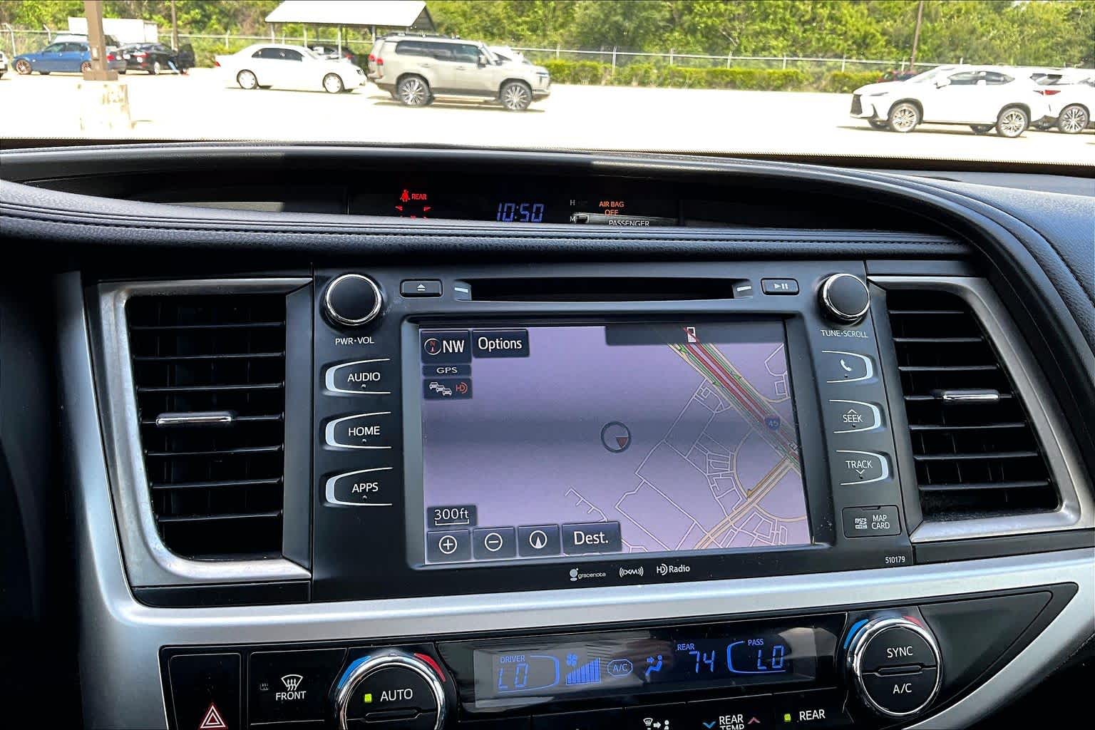 2018 Toyota Highlander SE Blizzard Pearl at AutoNation Toyota Gulf Fwy