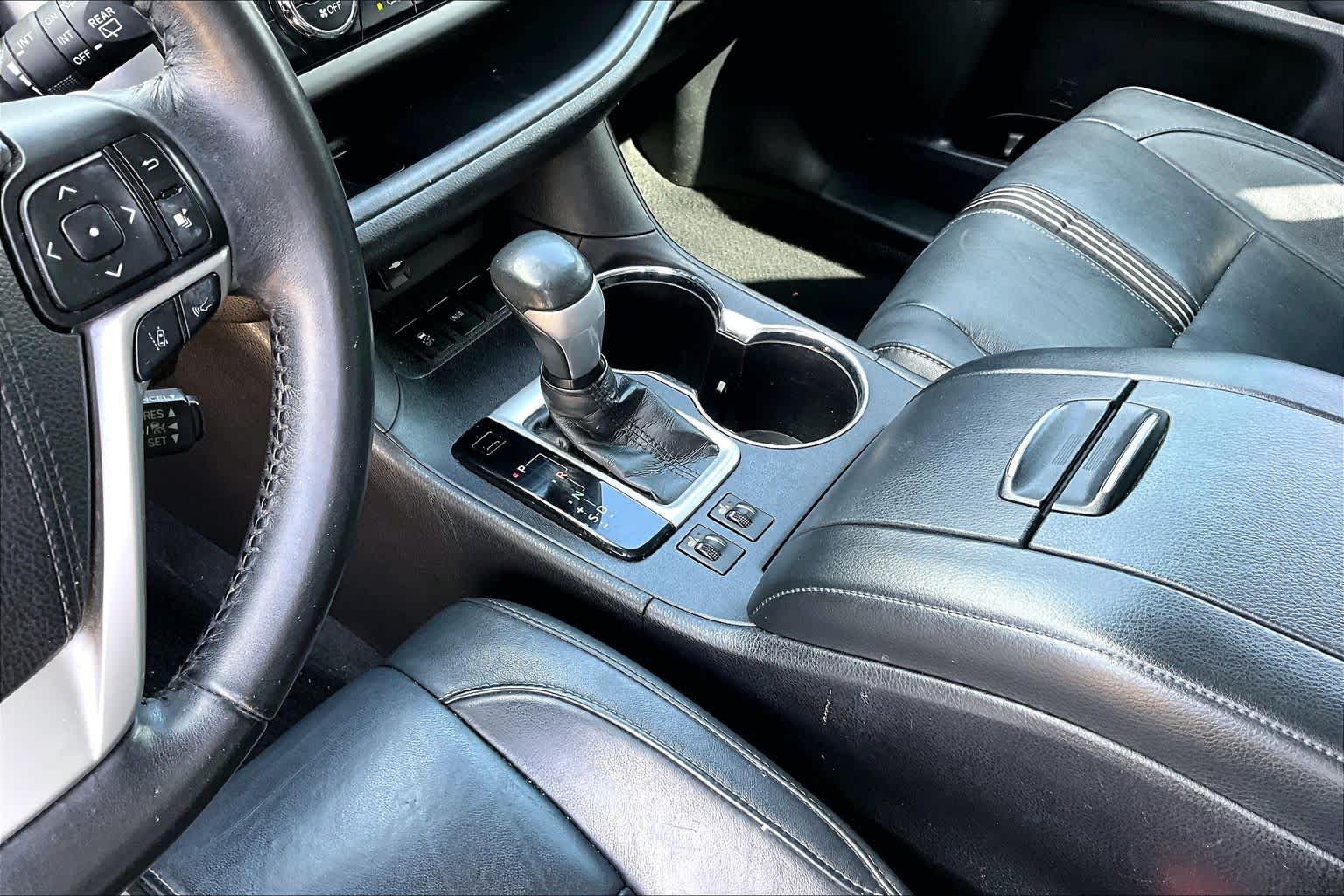 2018 Toyota Highlander SE Blizzard Pearl at AutoNation Toyota Gulf Fwy