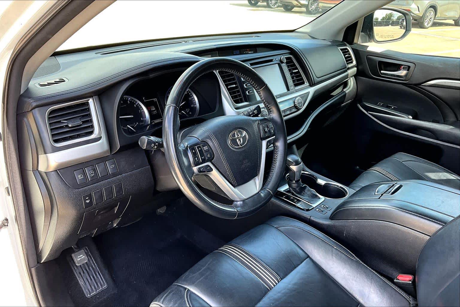 2018 Toyota Highlander SE Blizzard Pearl at AutoNation Toyota Gulf Fwy