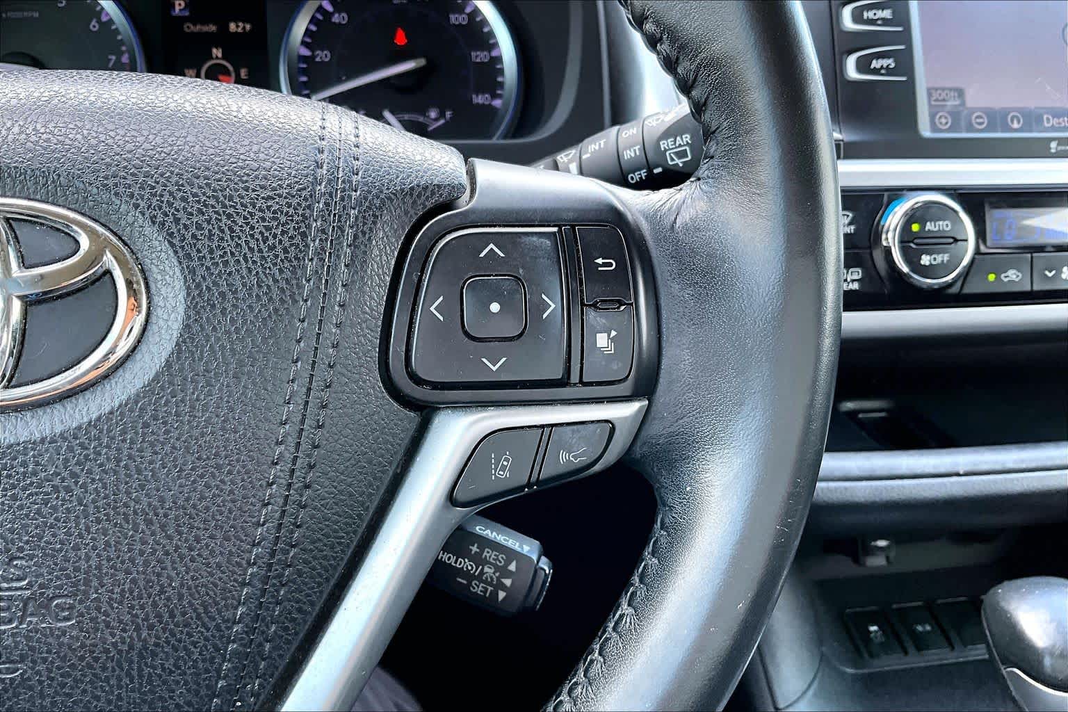 2018 Toyota Highlander SE Blizzard Pearl at AutoNation Toyota Gulf Fwy