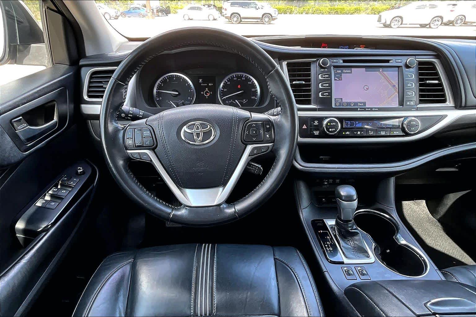 2018 Toyota Highlander SE Blizzard Pearl at AutoNation Toyota Gulf Fwy