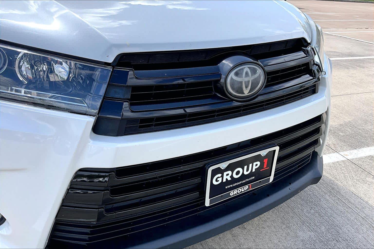 2018 Toyota Highlander SE Blizzard Pearl at AutoNation Toyota Gulf Fwy