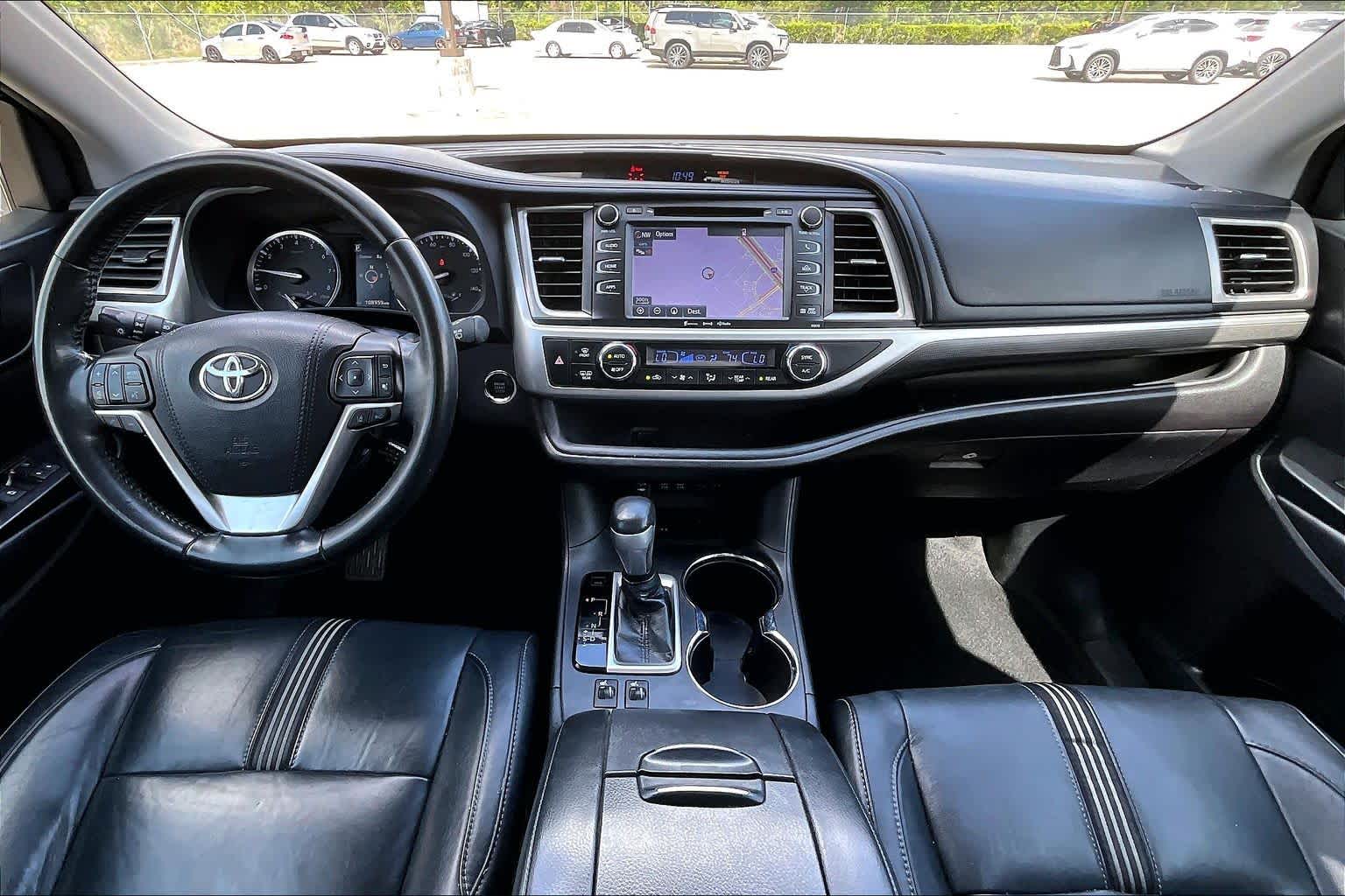 2018 Toyota Highlander SE Blizzard Pearl at AutoNation Toyota Gulf Fwy
