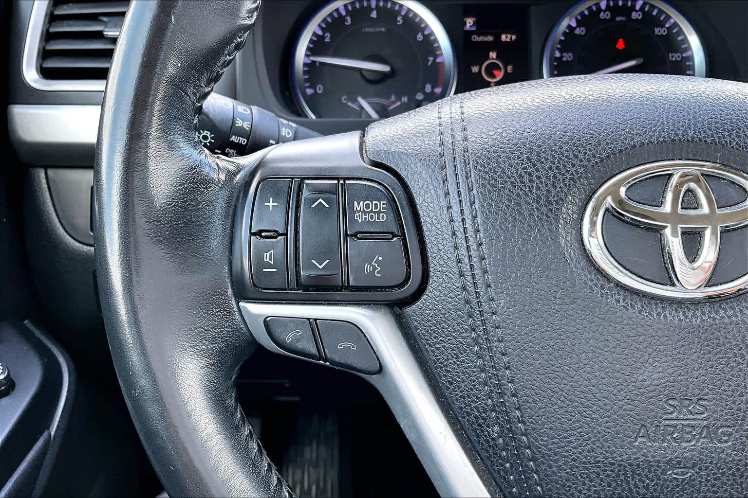 2018 Toyota Highlander SE Blizzard Pearl at AutoNation Toyota Gulf Fwy