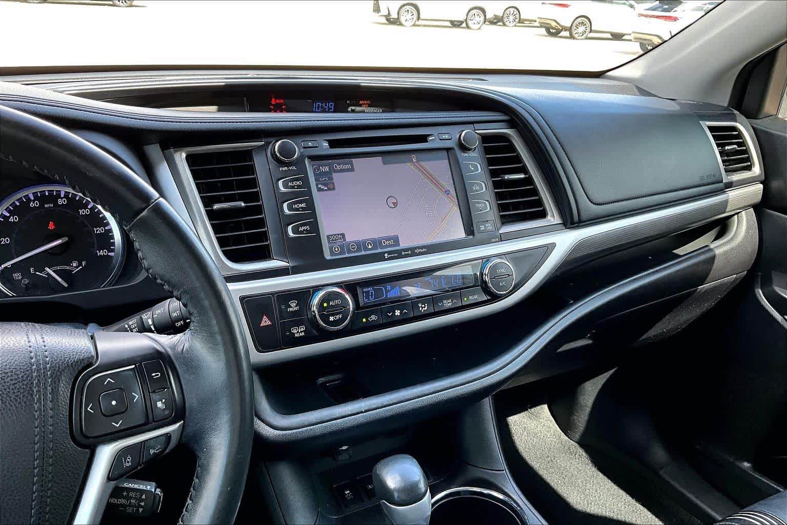 2018 Toyota Highlander SE Blizzard Pearl at AutoNation Toyota Gulf Fwy