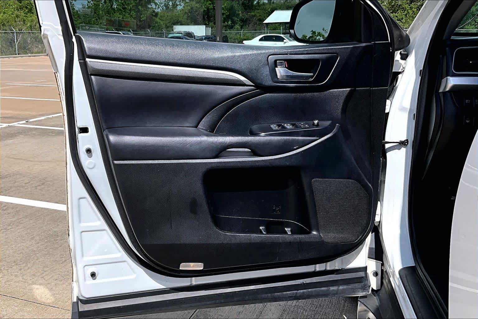 2018 Toyota Highlander SE Blizzard Pearl at AutoNation Toyota Gulf Fwy