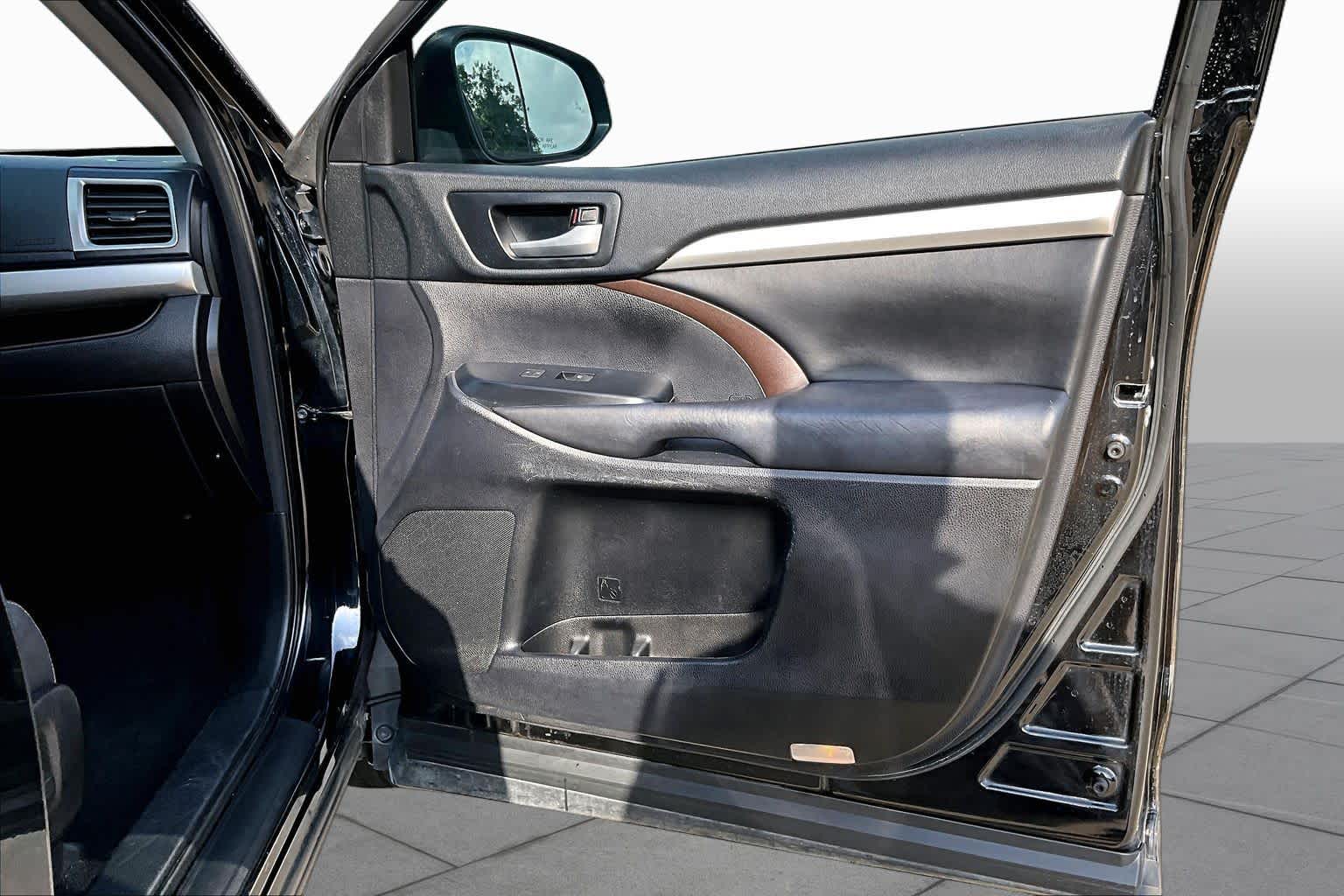 2018 Toyota Highlander XLE Midnight Black Metallic at AutoNation USA Katy
