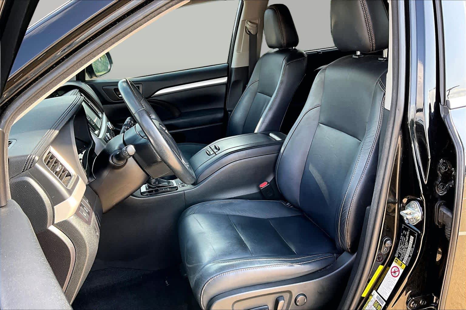 2018 Toyota Highlander XLE Midnight Black Metallic at AutoNation USA Katy