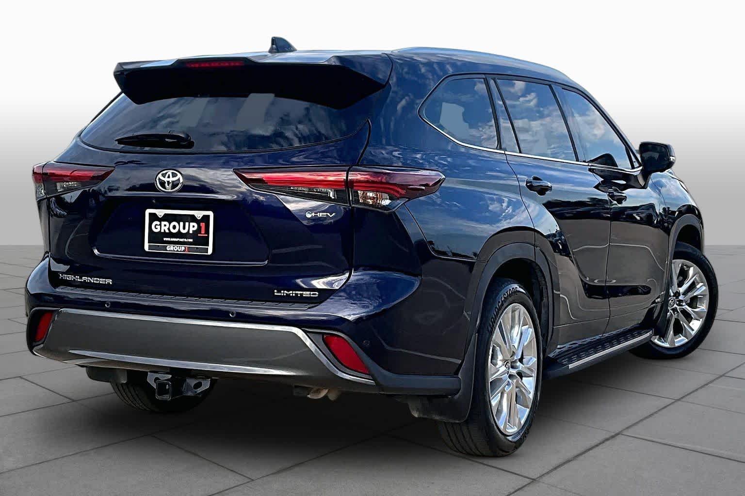 2025 Toyota Highlander photo 13 of 37