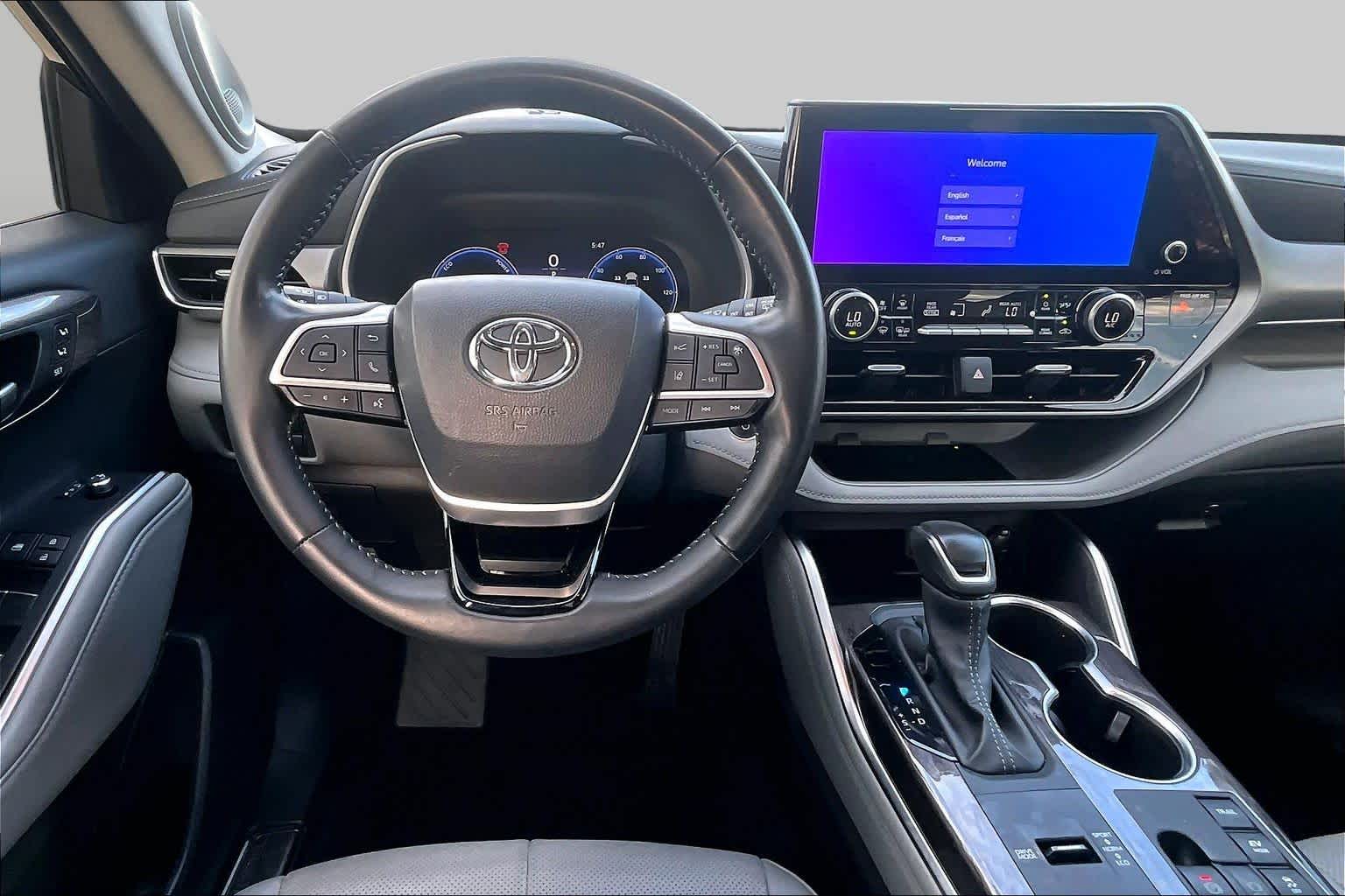 2025 Toyota Highlander photo 6 of 37