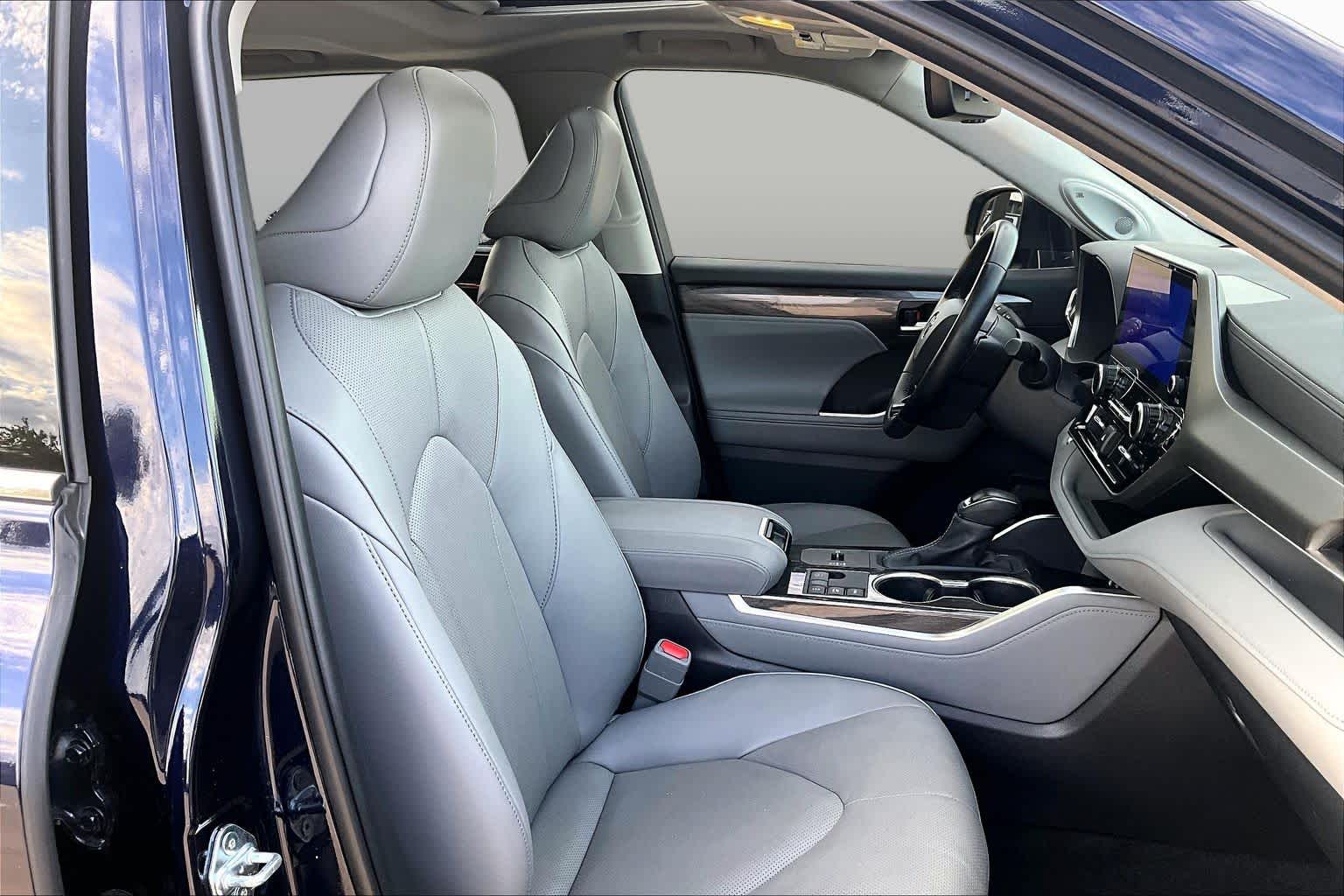 2025 Toyota Highlander photo 9 of 37