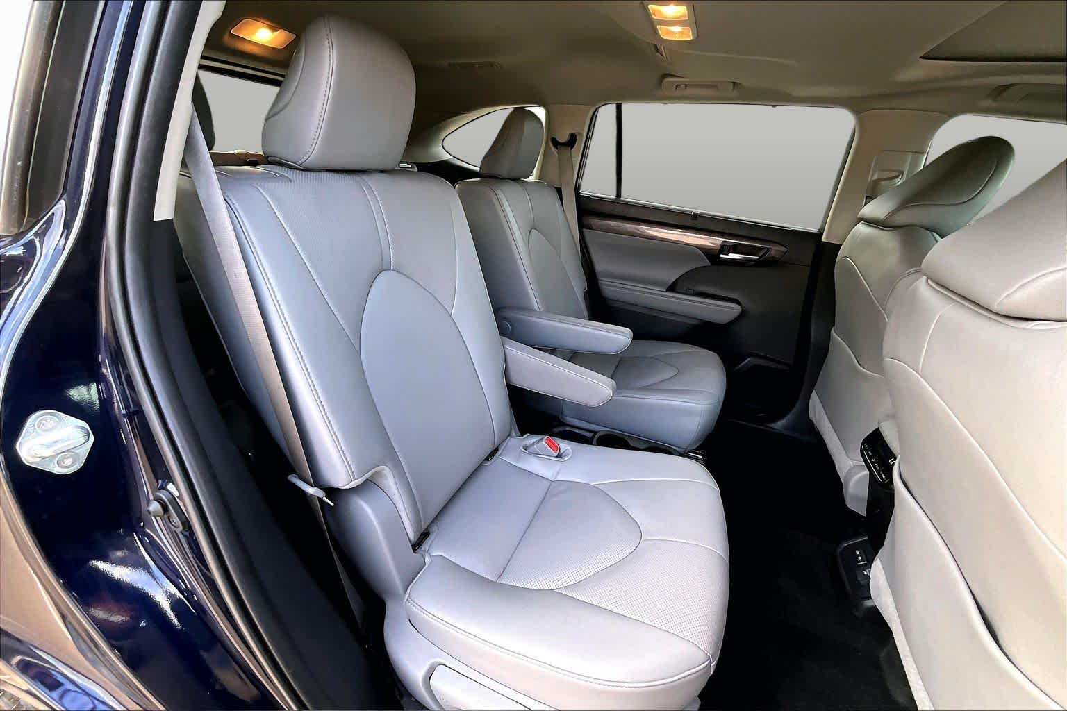 2025 Toyota Highlander photo 20 of 37