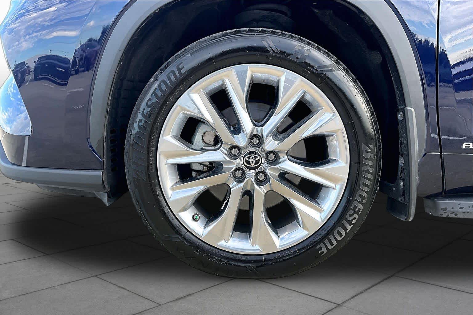2025 Toyota Highlander photo 11 of 37