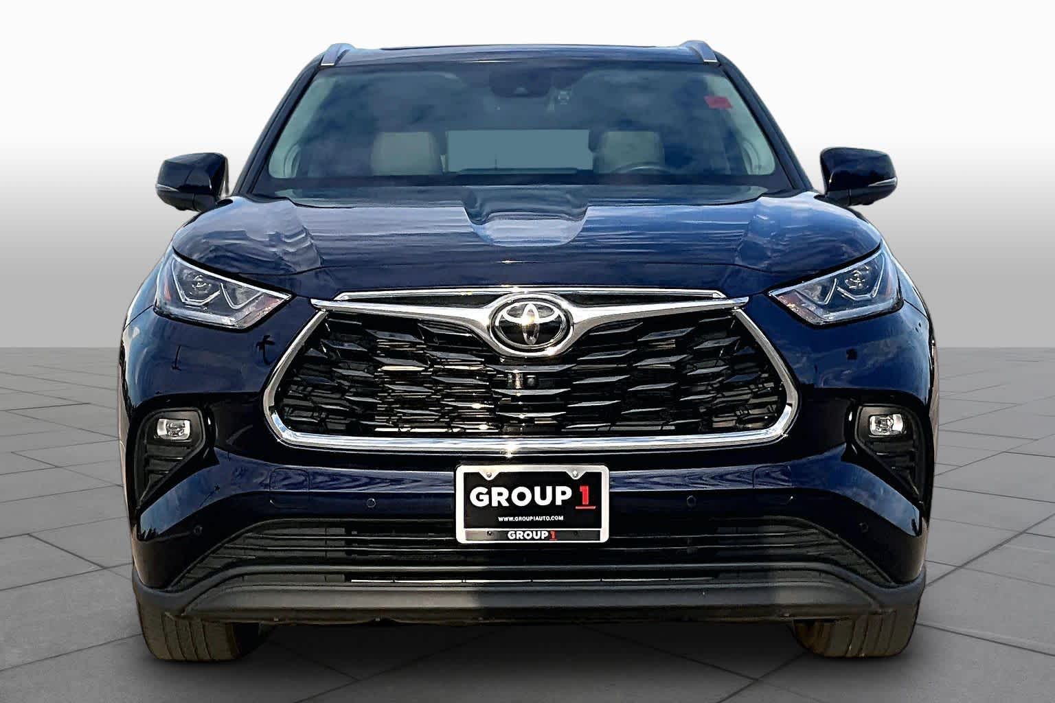 2025 Toyota Highlander photo 4 of 37