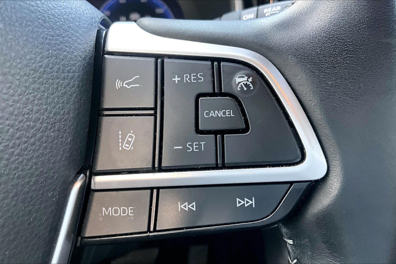 2025 Toyota Highlander photo 25 of 37
