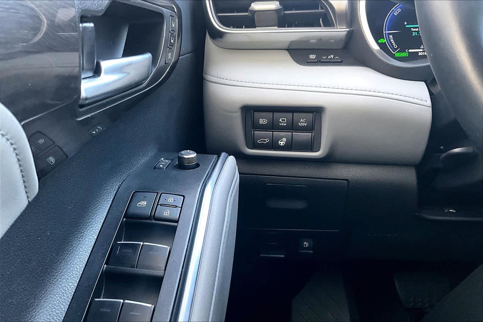 2025 Toyota Highlander photo 36 of 37
